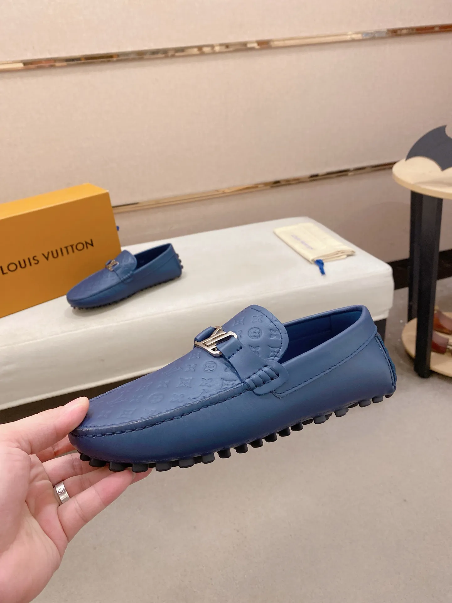 Factory price: 500💰High-end quality! LV 🆕🆕Exclusive hot-selling products in stock🔥🔥New products on the shelves, high-quality Ferragamo men's pea shoes, high-end casual driving shoes, with complete packaging! 💪 💪 Material: imported first-layer cowhide 🐂 + imported high-quality buffalo leather lining + wear-resistant outsole 👍🏻👍🏻 Features: high-end and comfortable, purely handmade 🚀 🚀 Create the perfect shoes that suit you best 🔥 🔥 Size: (38-44) 45 standard size can be customized!